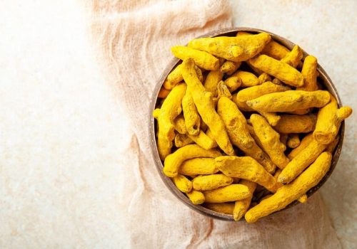 dried-turmeric-roots-bowl-light-background-top-view-flat-lay_158155-793